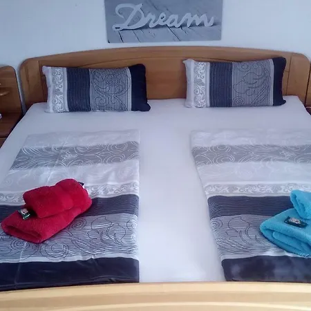 Lenas Ferienzimmer Homestay *