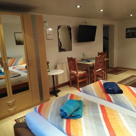 Lenas Ferienzimmer Homestay *